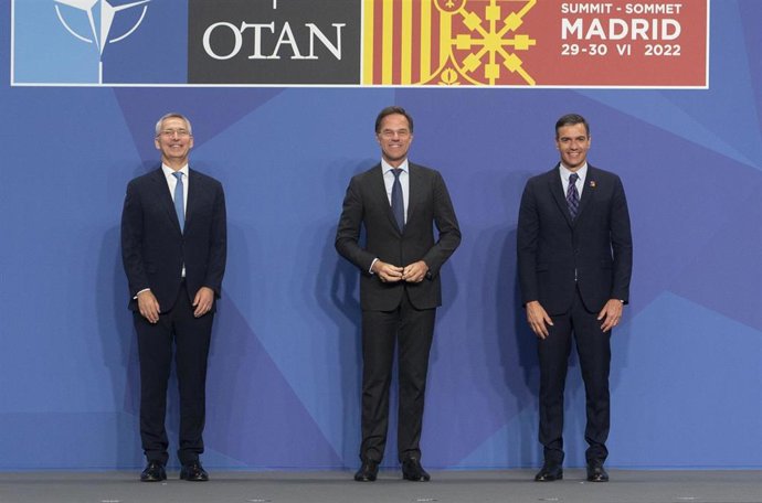 Archivo - El entonces secretario General de la OTAN, Jens Stoltenberg; el primer ministro holandés, Mark Rutte; y el presidente del Gobierno, Pedro Sánchez, a su llegada al comienzo de la Cumbre de la OTAN 2022 en Madrid.