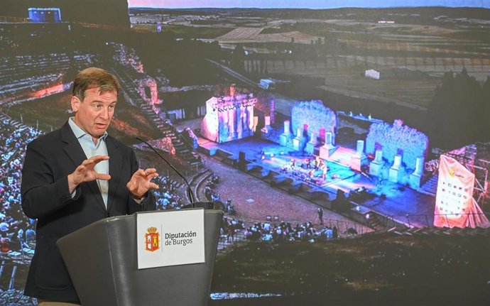 El presidente de la Diputación de Burgos, Borja Suárez, en la presentación de la programación de verano en Clunia.