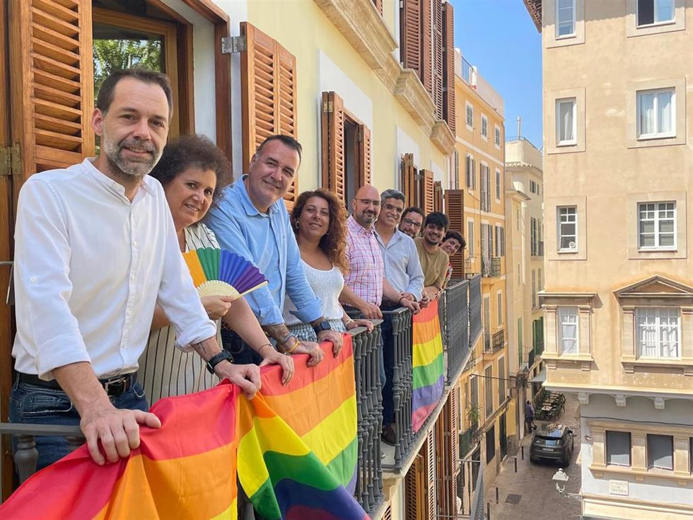 Los regidores socialistas en el Ayuntamiento de Palma cuelgan la bandera LGTBI de su balcón en Cort.