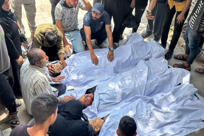 TERRITÓRIOS PALESTINOS, FAIXA DE GAZA - 23 DE JUNHO DE 2025: Civis choram as vítimas no Hospital Al-Shifa após um ataque militar israelense na parte norte da Faixa de Gaza, Imagem: 1014085776, Licença: Rights-managed, Restrições: * Suíça e Rússia Ri