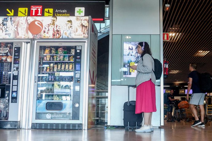 Archivo - Arquivo - Uma mulher com uma mala no aeroporto Adolfo Suárez-Madrid Barajas, em 4 de agosto de 2023, em Madri (Espanha). O Ministério de Assuntos do Consumidor anunciou ontem, 3 de agosto, que iniciou uma série de processos sancionatórios contra