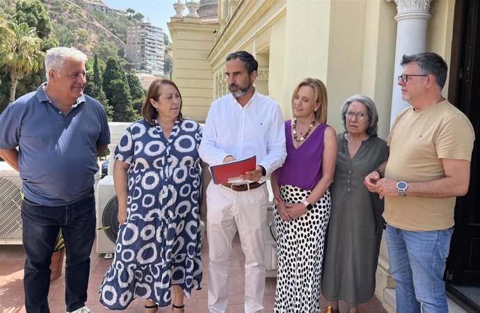 El portavoz municipal del PSOE, Daniel Pérez, junto con ediles socialistas