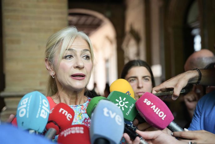 A Ministra Regional da Cultura e do Esporte, Patricia del Pozo, fala com a mídia.