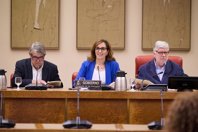 (E-D) O primeiro vice-presidente da Comissão, Modesto Pose; a ministra da Saúde, Mónica García e o presidente da Comissão, Agustín Santos, durante a Comissão de Saúde, no Congresso dos Deputados, em 24 de junho de 2025, em Madri (Espanha).