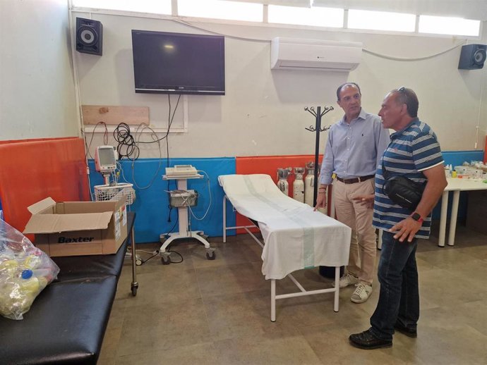 El consejero de Sanidad, José Luis Bancalero, y el alcalde de Azuara, Joaquín Alconchel, visitan el centro de salud, reubicado tras las tormentas del 13 y 14 de junio en la ludoteca.
