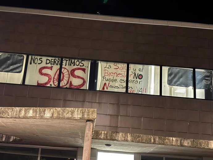 Sábanas en el Centro de Salud de Albelda denunciando la situación