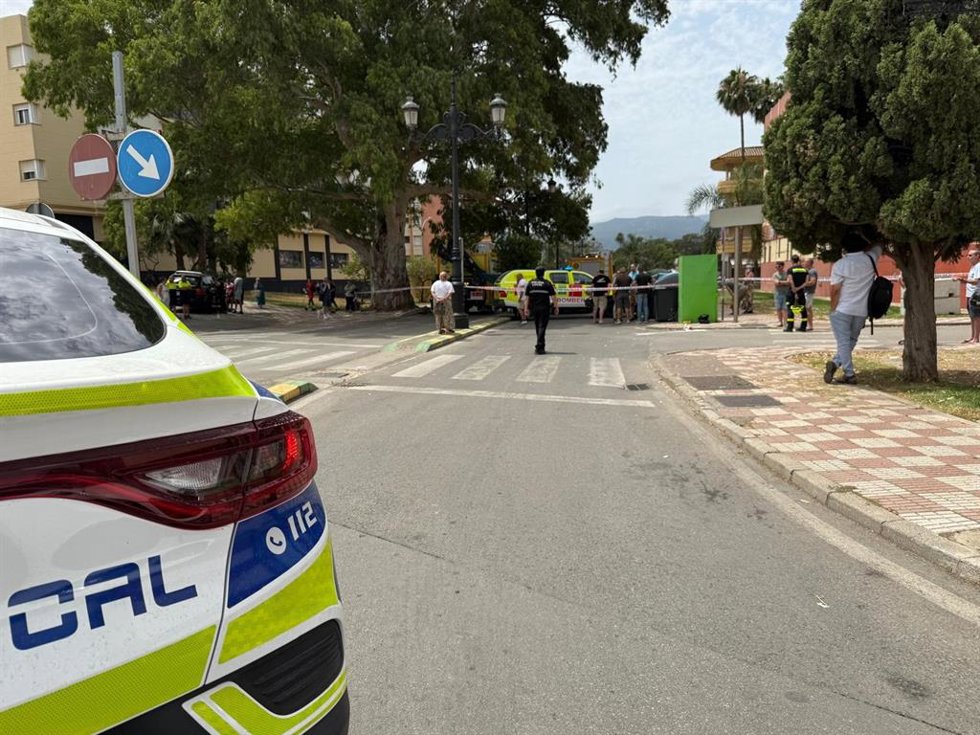 Lugar del accidente donde ha fallecido una mujer debido a un choque entre una moto y un coche.