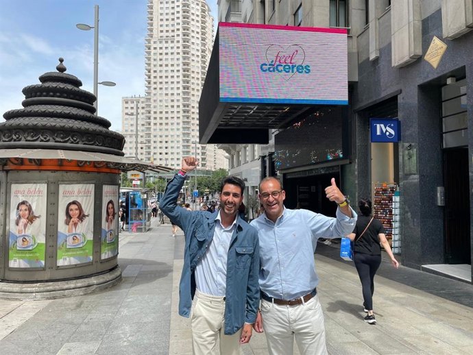 El alcalde de Cáceres, Rafael Mateos, y el concejal de Turismo, Ángel Orgaz, en la puesta en marcha de la campaña 'Feel Cáceres'