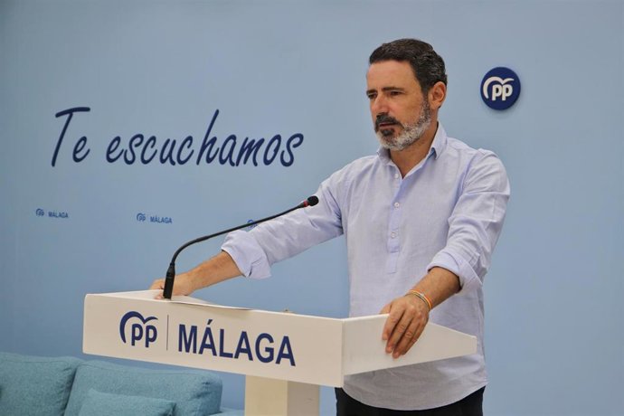 El secretario general del PP de Málaga, José Ramón Carmona, en rueda de prensa.