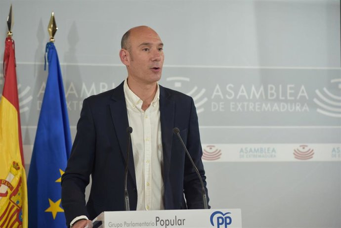 El portavoz del PP en la Asamblea, José Ángel Sánchez Juliá, en rueda de prensa tras la Junta de Portavoces de la Cámara regional