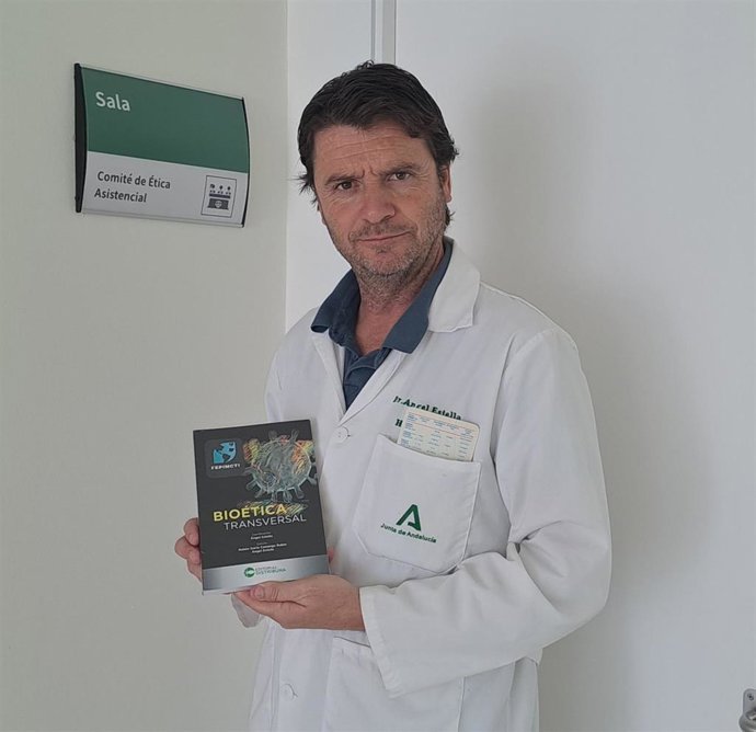 El intensivista del Hospital Universitario de Jerez, Ángel Estella, muestra el libro 'Bioética Transversal'.