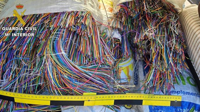 Cableado telefónico intervenido por la Guardia Civil entre Jabugo y Castaño del Robledo.