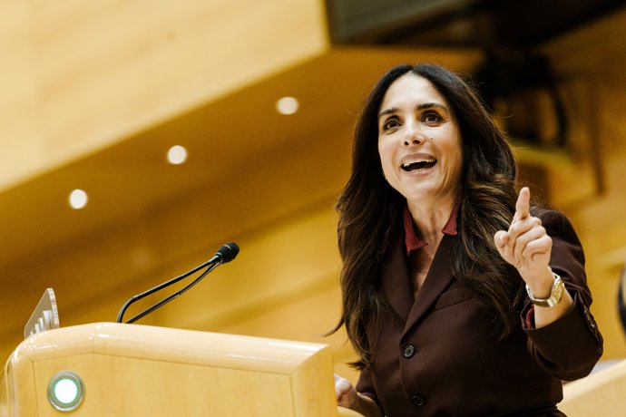 La senadora de Vox Paloma Gómez interviene durante una sesión plenaria extraordinaria, en el Senado, a 28 de enero de 2025, en Madrid (España).