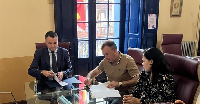 Guillermo Peláez, a la izquierda