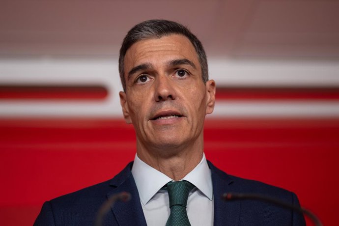 O secretário-geral do PSOE e presidente do governo, Pedro Sánchez, durante uma coletiva de imprensa na sede do PSOE na Calle Ferraz, em 16 de junho de 2025, em Madri (Espanha). Durante a reunião, Sánchez anunciou que está deixando o cargo de Secretário-Ge