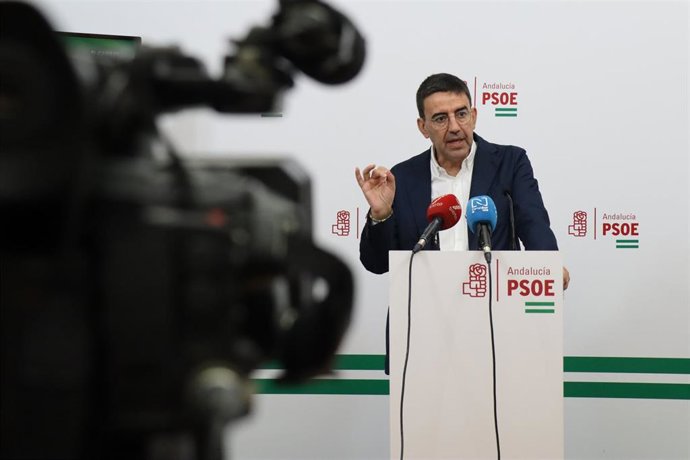 El portavoz de Presidencia del Grupo Socialista en el Parlamento andaluz, Mario Jiménez, en rueda de prensa.