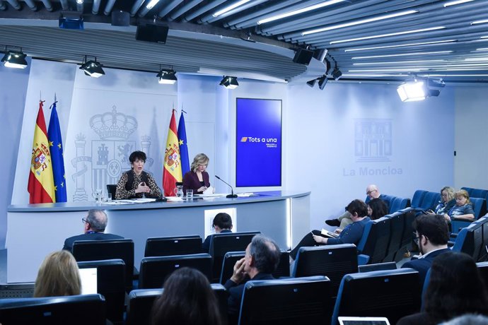 Archivo - La ministra de Inclusión, Seguridad Social y Migraciones, Elma Saiz (i), y la ministra de Educación, FP y Deportes y portavoz el Gobierno, Pilar Alegría (d), durante una rueda de prensa posterior a la reunión del Consejo de Ministros, en el Pala