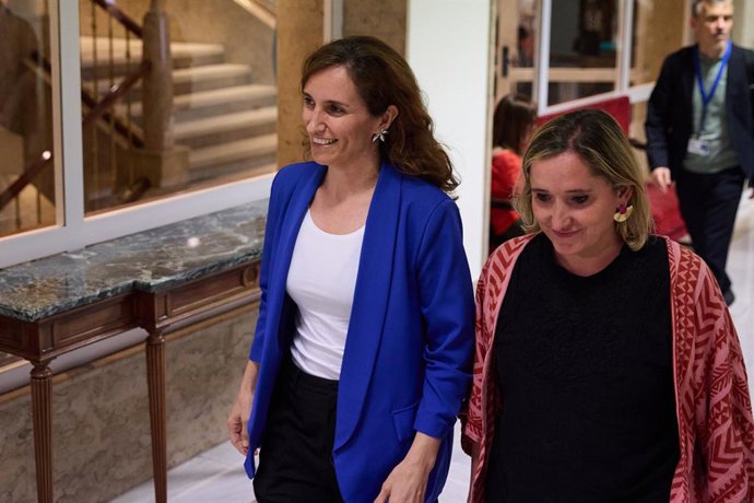 A Ministra da Saúde, Mónica García (à esquerda), chega à Comissão de Saúde, no Congresso dos Deputados, em 24 de junho de 2025, em Madri (Espanha). A ministra compareceu a seu pedido para explicar suas linhas de trabalho durante o atual mandato, bem como