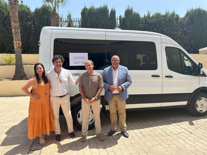 El diputado de Centros Asistenciales, Tercer Sector y Cooperación Internacional, Francisco José Martín, acompañado de Jesús Lupiáñez, alcalde del Ayuntamiento de Vélez Málaga, y Daniel Jiménez, director del Centro de Día Anne Axarquía.