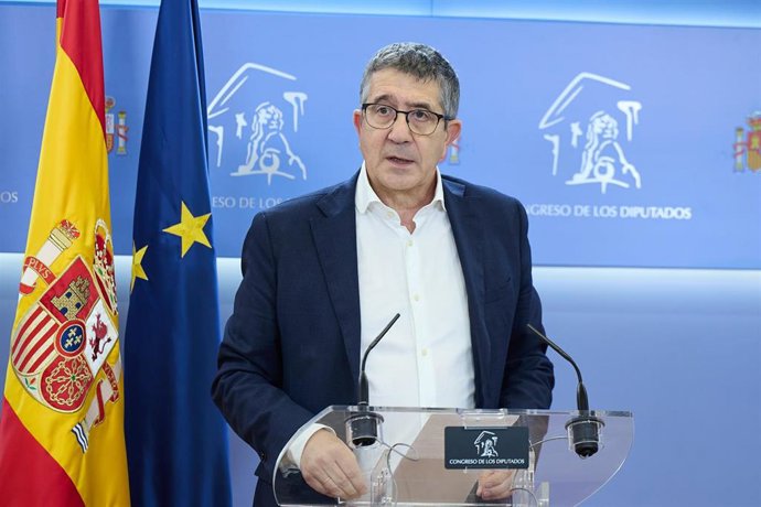 El portavoz del PSOE en el Congreso, Patxi López, durante una rueda de prensa posterior a la Junta de Portavoces, en el Congreso de los Diputados, a 24 de junio de 2025, en Madrid (España).