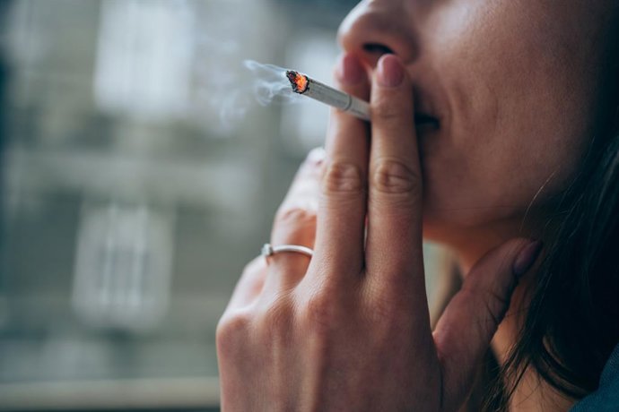 Archivo - Imagen de recurso de una mujer fumando un cigarrillo.