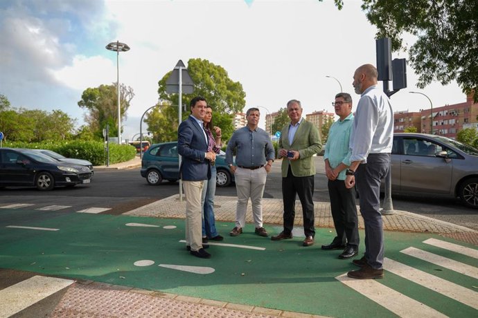 Sanz visita el nuevo carril bici de la avenida de Jerez