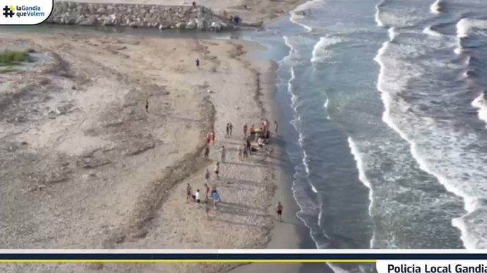 Agents rescaten a dos banyistes q la platja de Gandia