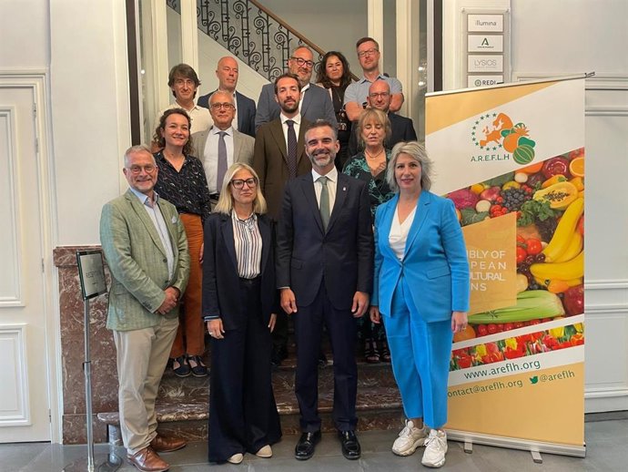 El presidente de la Asamblea de las Regiones Hortícolas de Europa (Areflh) y consejero de Agricultura, Pesca, Agua y Desarrollo Rural, Ramón Fernández-Pacheco, preside dicho acto en Ixelles (Bruselas).