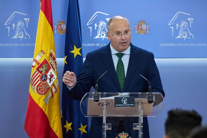 O porta-voz do PP no Congresso, Miguel Tellado, durante uma coletiva de imprensa após a Reunião de Porta-vozes, no Congresso dos Deputados, em 24 de junho de 2025, em Madri (Espanha). Durante a apresentação, ele falou sobre a incorporação ao G