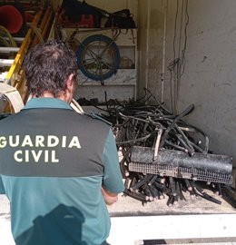 Dos detenidos por robar cable de cobre de telefonía y herramienta y neumáticos en un desguace en Cubillas.