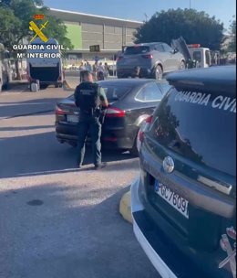 Guardia Civil denuncia a personas dedicadas al transporte irregular de pasajeros en Ibiza