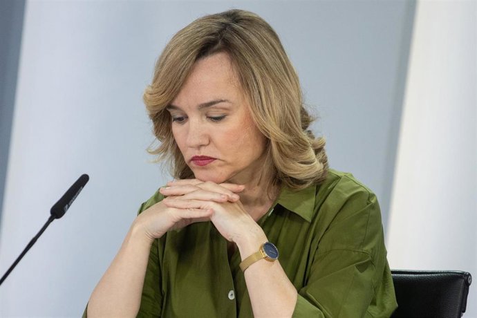 La ministra de Educación, Formación Profesional y Deportes y portavoz del Gobierno, Pilar Alegría, durante una rueda de prensa posterior a la reunión del Consejo de Ministros, en el Palacio de La Moncloa, a 24 de junio de 2025, en Madrid (España). 
