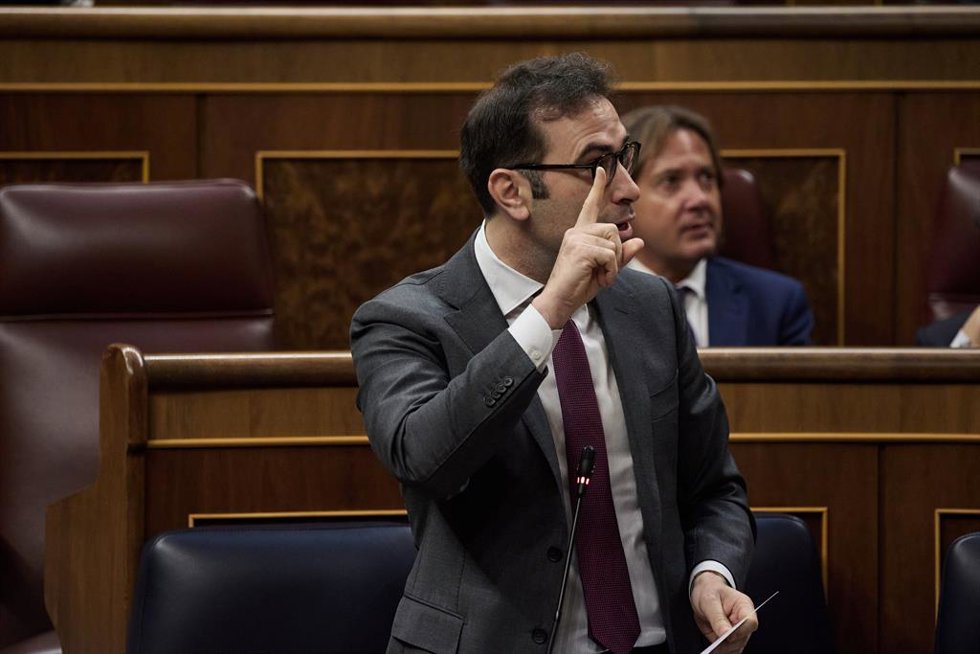 El ministro de Economía, Carlos Cuerpo, interviene durante una sesión de control al Gobierno, en el Congreso de los Diputados, a 18 de junio de 2025, en Madrid (España). Sánchez participa en la sesión de control al Gobierno de hoy para responder a las p