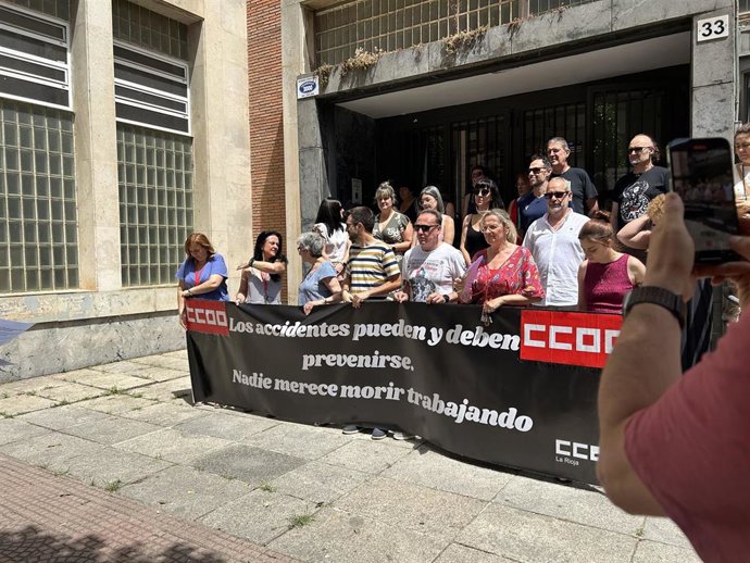 Concentración tras el fallecimiento de un trabajador riojano en Alsasua