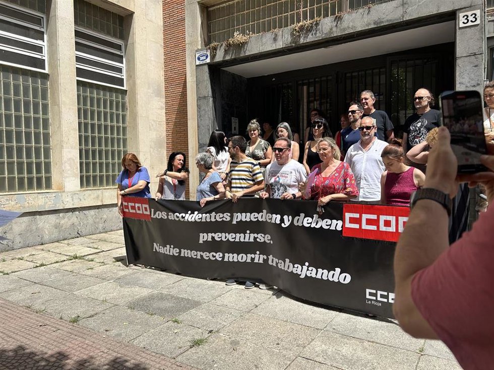 Concentración tras el fallecimiento de un trabajador riojano en Alsasua