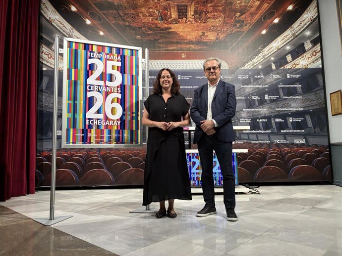 La concejala de Cultura y Patrimonio Histórico de Málaga, Mariana Pineda, y el director del Teatro Cervantes y gerente de Málaga Procultura, Juan Antonio Vigar, presentan la programación de la Temporada 2025-26 de los espacio municipales.