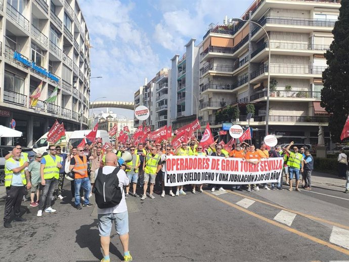 Imagen de la movilización de los operadores de grúa de Sevilla en su jornada de huelga