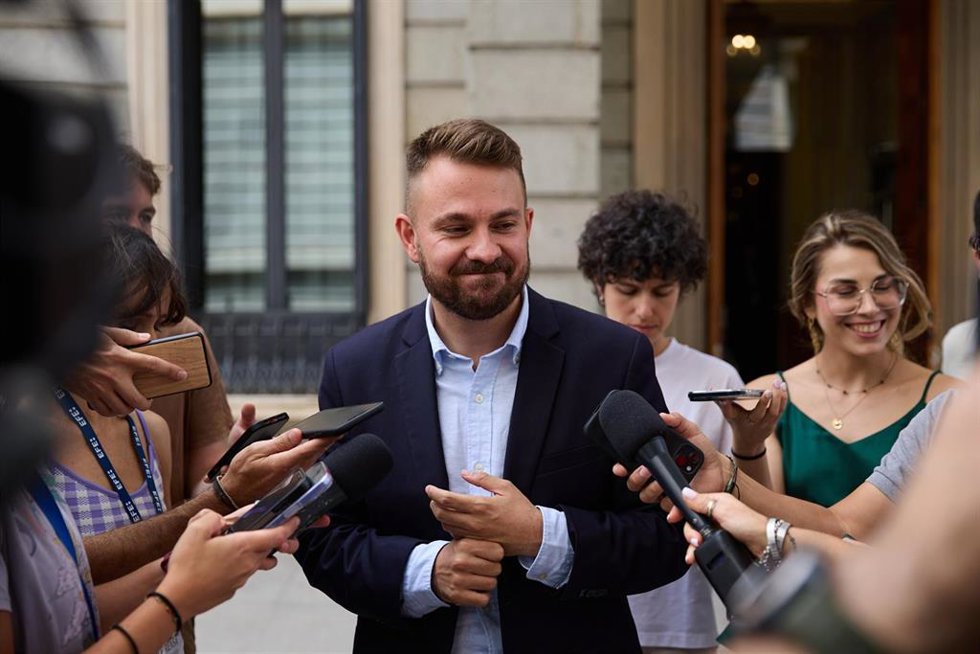 El diputado de Compromis Alberto Ibáñez ofrece declaraciones a los medios en el Congreso de los Diputados, a 24 de junio de 2025, en Madrid (España). 