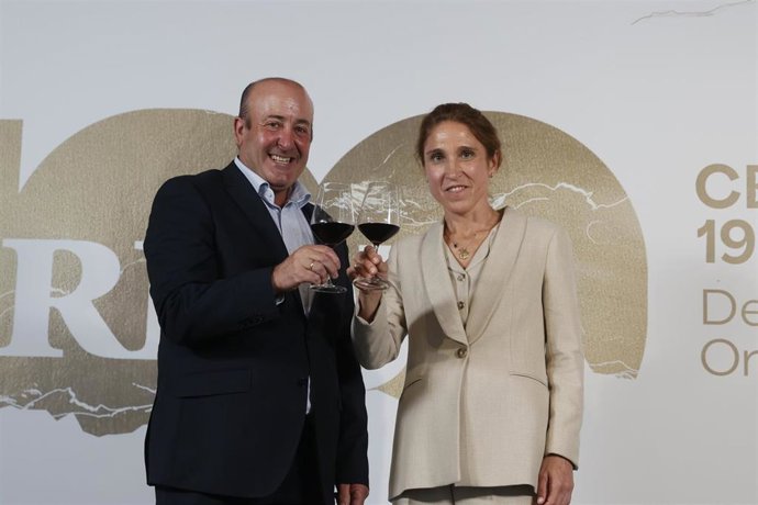 La nueva presidenta electa, de la Organización Interprofesional del Vino de Rioja (OIPVR) y del Consejo Regulador de la DOCa Rioja, Raquel Pérez Cuevas, junto con el expresidente, Fernando Ezquerro, a 24 de junio de 2025, en Logroño, La Rioja (España). 
