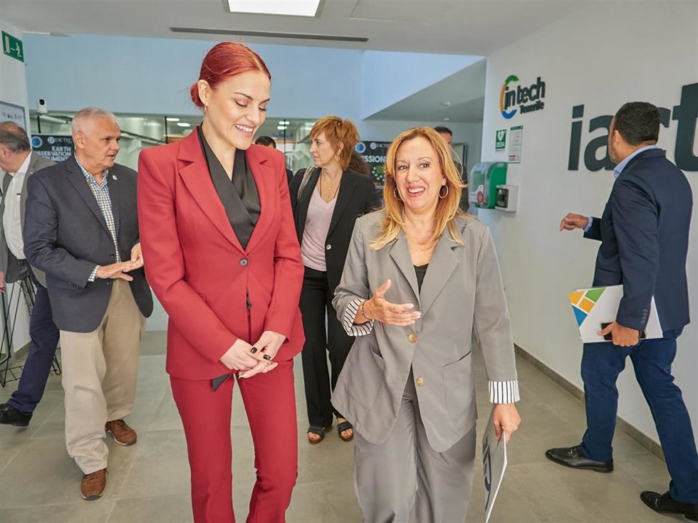 La astronauta Sara García y la presidenta del Cabildo de Teneirfe, Rosa Dávila, en la presentación del proyecto de satélites para gestionar el cambio climático y las emergencias naturales