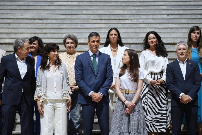 (I-D) El expresidente del Gobierno José Luis Rodríguez Zapatero; la ministra de Igualdad, Ana Redondo; el presidente del Gobierno, Pedro Sánchez y el ministro de Interior, Fernando Grande-Marlaska y la ministra de Igualdad, Ana Redondo