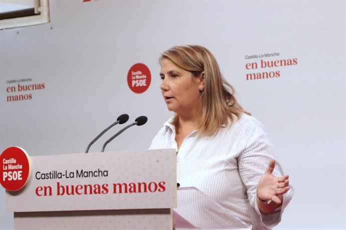 La presidenta de la Ejecutiva provincial del PSOE de Toledo, Tita García Élez, en rueda de prensa.
