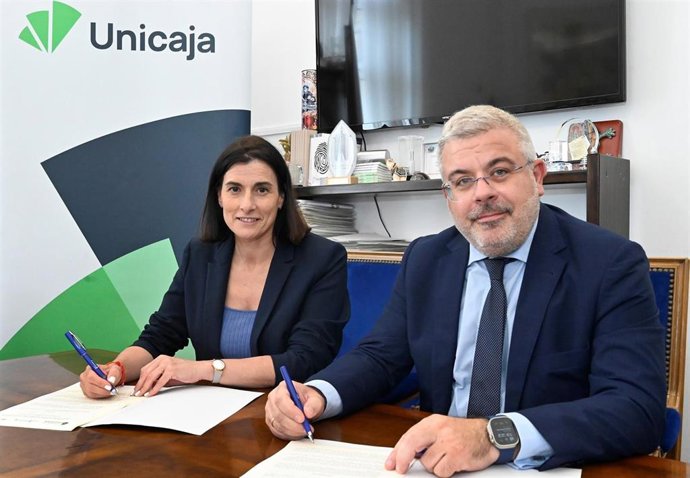 La alcaldesa de Santander, Gema Igual, y el director territorial de la Zona Norte de Unicaja, Luis Manuel Taboada, han firmado este martes un convenio de colaboración para dinamizar la cultura en la ciudad.
