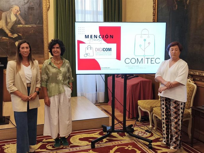 La vicealcaldesa de Gijón y concejala de Economía, Empleo, Turismo e Innovación, Ángela Pumariega (izda), junto a la presidenta y gerente de la Unión de Comerciantes, Sara Menéndez y Carmen Moreno, presentan el programa Digicom.