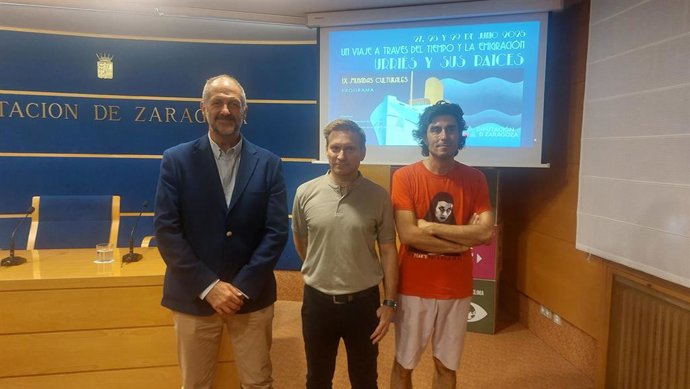 El diputado provincial José Manuel Latorre; el alcalde de Urriés, Armando Soria; y el periodista David Remartínez.