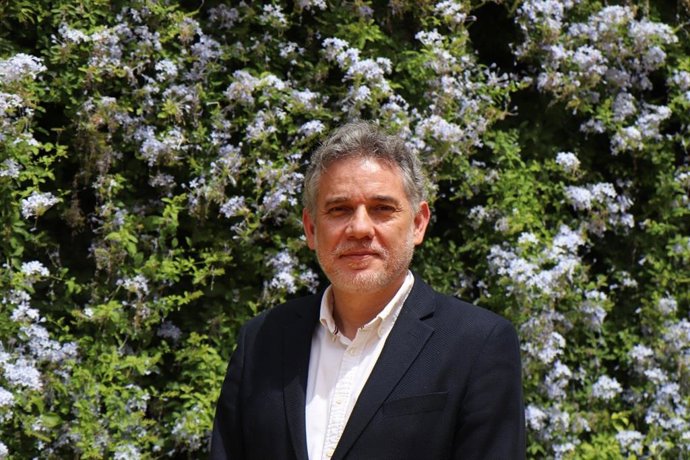 El catedrático y periodista Ramón Salaverría, antes de iniciar el Curso de Verano de UPO, ‘Más allá de la desinformación: el impacto de la inteligencia artificial en el periodismo’.