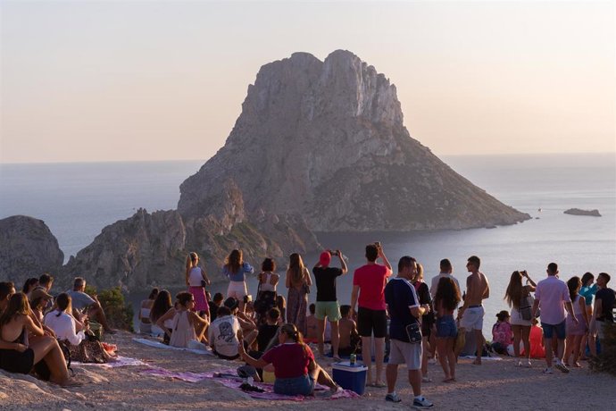 Archivo - Imagen de archivo de un atardecer en la Cala d'Hort, a 7 de agosto de 2022, en Ibiza