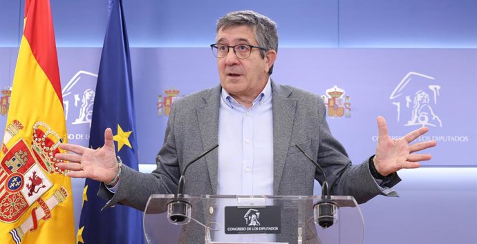 O porta-voz do PSOE no Congresso, Patxi López, durante uma coletiva de imprensa após a Reunião de Porta-vozes, no Congresso dos Deputados, em 27 de maio de 2025, em Madri (Espanha).