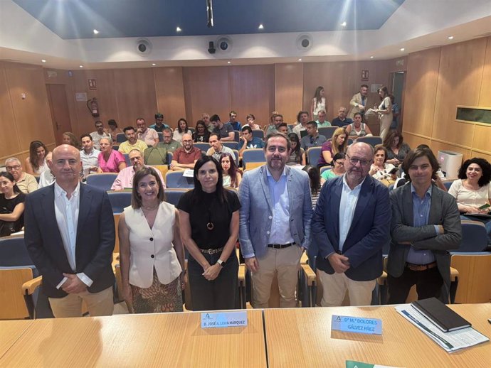 Gálvez (3ª izda.) en la apertura de la jornada técnica sobre seguridad laboral.