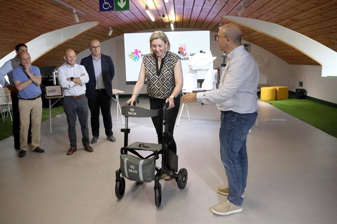 La vicepresidenta y consejera de Familia e Igualdad de Oportunidades, Isabel Blanco, con uno de los andadores inteligentes.